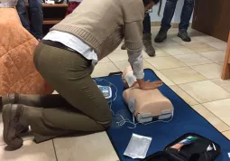 La lezione di 4 ore à quella standard prevista dalla Regione per abilitare all’uso del defibrillatore automatico esterno (DAE) e per insegnare le manovre fondamentali salva-vita